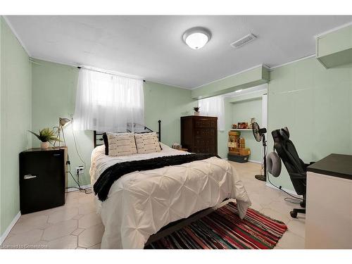 221 East 24Th Street, Hamilton, ON - Indoor Photo Showing Bedroom