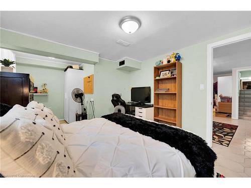 221 East 24Th Street, Hamilton, ON - Indoor Photo Showing Bedroom