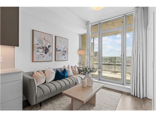 712-60 Frederick Street, Kitchener, ON - Indoor Photo Showing Living Room