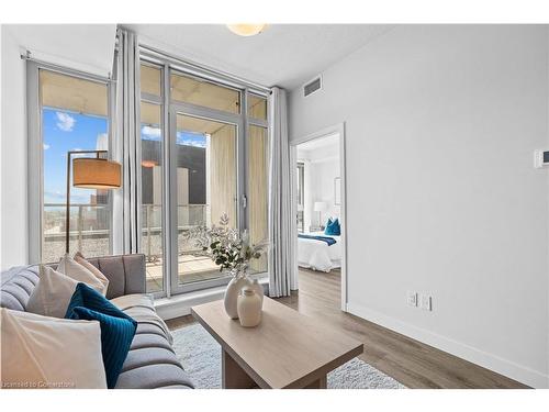 712-60 Frederick Street, Kitchener, ON - Indoor Photo Showing Living Room