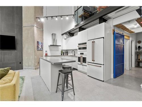 105-66 Bay Street S, Hamilton, ON - Indoor Photo Showing Kitchen