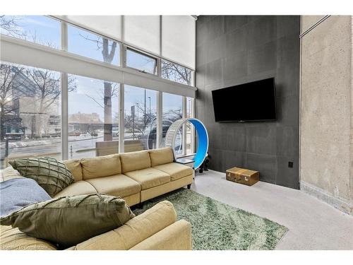 105-66 Bay Street S, Hamilton, ON - Indoor Photo Showing Living Room