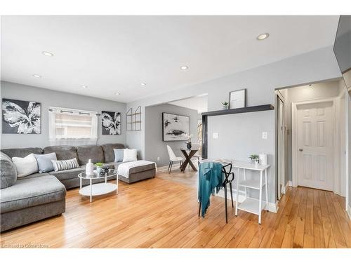 16 Oriole Crescent, Hamilton, ON - Indoor Photo Showing Living Room