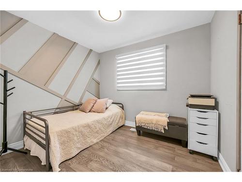 5372 Spruce Avenue, Burlington, ON - Indoor Photo Showing Bedroom