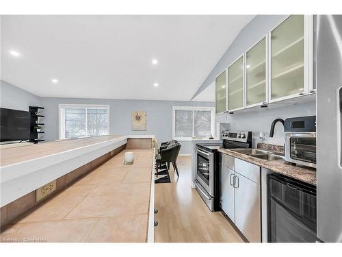 5372 Spruce Avenue, Burlington, ON - Indoor Photo Showing Kitchen With Double Sink