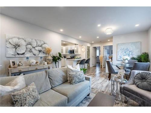 925 Garth Street, Hamilton, ON - Indoor Photo Showing Living Room