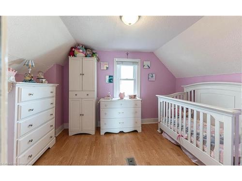 174 East 24Th Street, Hamilton, ON - Indoor Photo Showing Bedroom