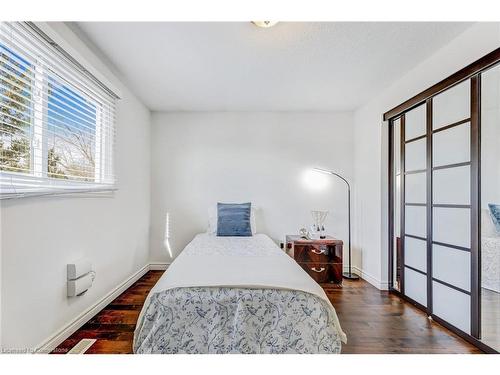 2430 Alder Drive, Burlington, ON - Indoor Photo Showing Bedroom