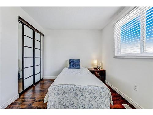 2430 Alder Drive, Burlington, ON - Indoor Photo Showing Bedroom