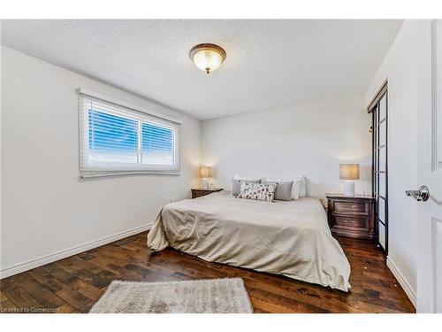 2430 Alder Drive, Burlington, ON - Indoor Photo Showing Bedroom