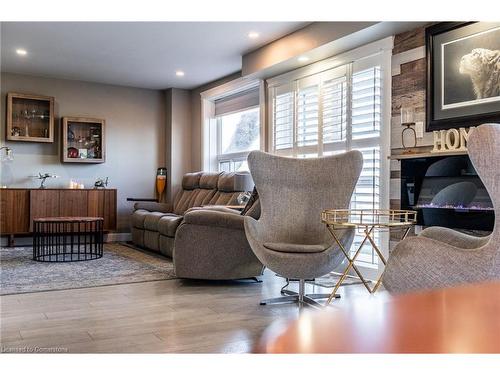 735 Beach Boulevard, Hamilton, ON - Indoor Photo Showing Living Room