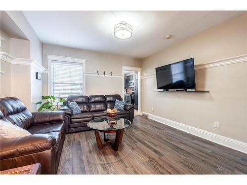 153 Connaught Avenue N, Hamilton, ON - Indoor Photo Showing Living Room