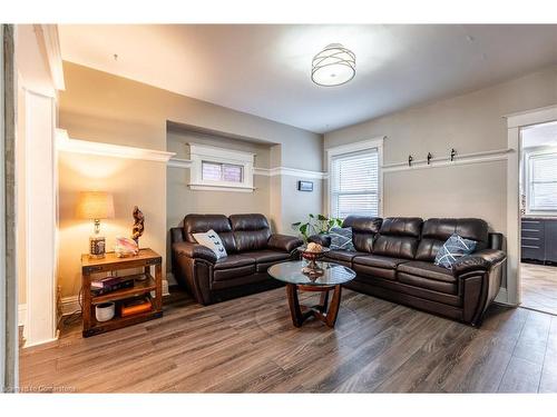 153 Connaught Avenue N, Hamilton, ON - Indoor Photo Showing Living Room