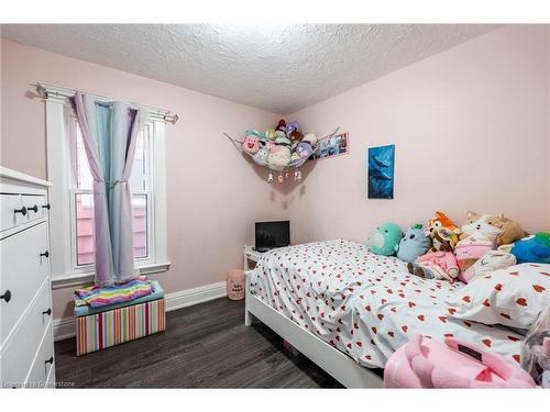 153 Connaught Avenue N, Hamilton, ON - Indoor Photo Showing Bedroom