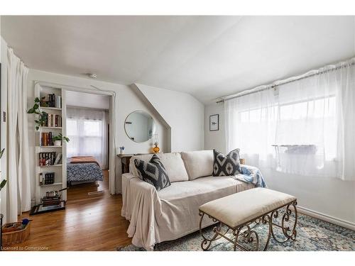 402 Dundurn Street S, Hamilton, ON - Indoor Photo Showing Living Room