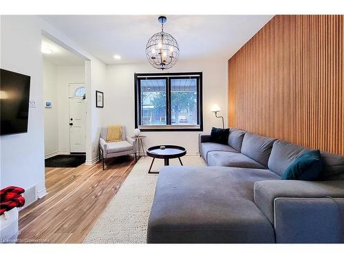 49 East 31St Street, Hamilton, ON - Indoor Photo Showing Living Room