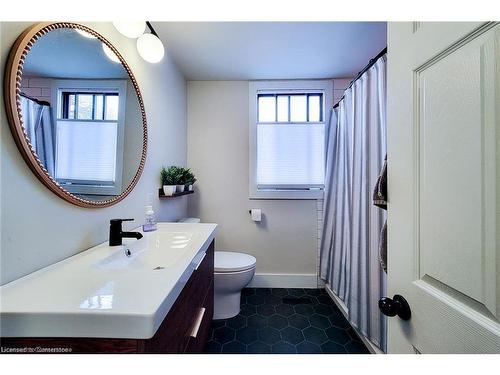 49 East 31St Street, Hamilton, ON - Indoor Photo Showing Bathroom