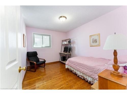 2459 Sinclair Circle, Burlington, ON - Indoor Photo Showing Bedroom