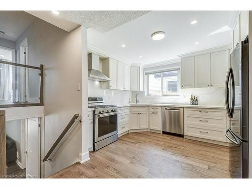 2352 Malcolm Crescent, Burlington, ON - Indoor Photo Showing Kitchen With Upgraded Kitchen