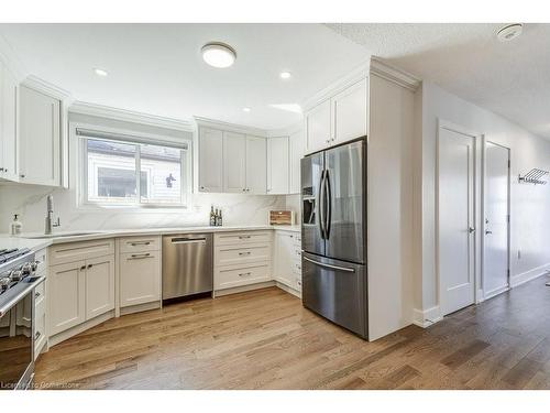 2352 Malcolm Crescent, Burlington, ON - Indoor Photo Showing Kitchen With Upgraded Kitchen