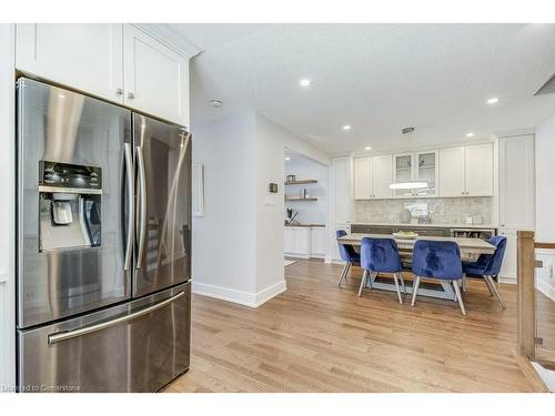 2352 Malcolm Crescent, Burlington, ON - Indoor Photo Showing Kitchen With Upgraded Kitchen