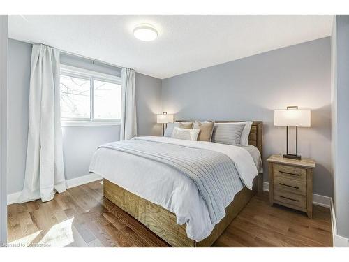 2352 Malcolm Crescent, Burlington, ON - Indoor Photo Showing Bedroom