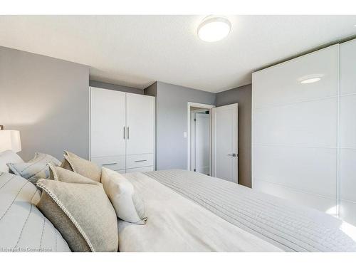 2352 Malcolm Crescent, Burlington, ON - Indoor Photo Showing Bedroom