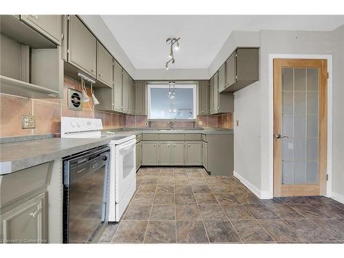 9 Gavin Drive, St. Catharines, ON - Indoor Photo Showing Kitchen With Double Sink