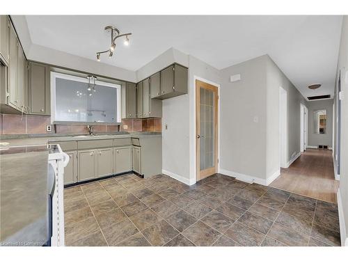 9 Gavin Drive, St. Catharines, ON - Indoor Photo Showing Kitchen With Double Sink