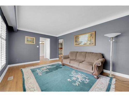 9 Gavin Drive, St. Catharines, ON - Indoor Photo Showing Living Room