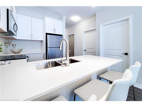 107-120 Springvalley Crescent, Hamilton, ON - Indoor Photo Showing Kitchen With Double Sink With Upgraded Kitchen
