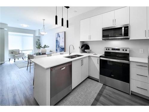 107-120 Springvalley Crescent, Hamilton, ON - Indoor Photo Showing Kitchen With Stainless Steel Kitchen With Double Sink With Upgraded Kitchen
