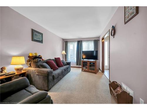 43 Everest Street, Hamilton, ON - Indoor Photo Showing Living Room