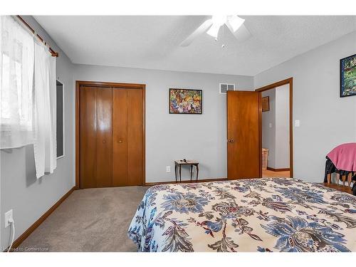 43 Everest Street, Hamilton, ON - Indoor Photo Showing Bedroom
