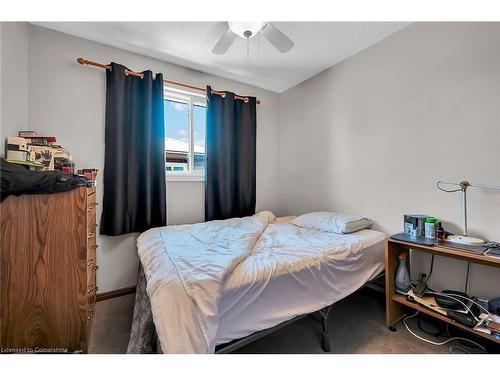 43 Everest Street, Hamilton, ON - Indoor Photo Showing Bedroom