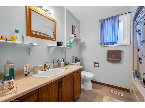 43 Everest Street, Hamilton, ON - Indoor Photo Showing Bathroom