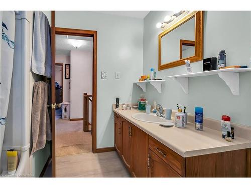 43 Everest Street, Hamilton, ON - Indoor Photo Showing Bathroom