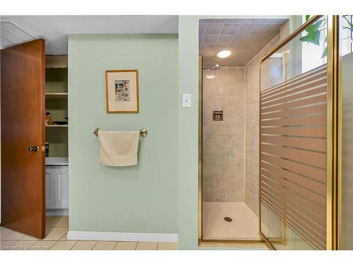 43 Everest Street, Hamilton, ON - Indoor Photo Showing Bathroom