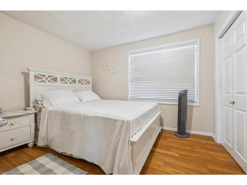 1122 Cannon Street E, Hamilton, ON - Indoor Photo Showing Bedroom