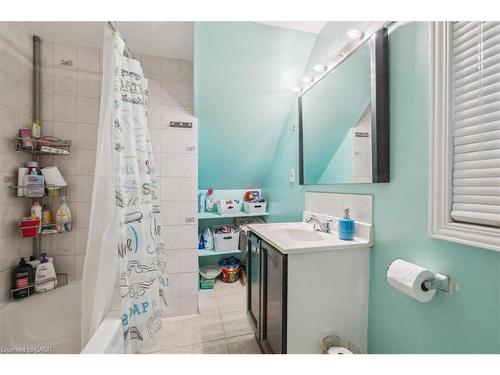 1122 Cannon Street E, Hamilton, ON - Indoor Photo Showing Bathroom