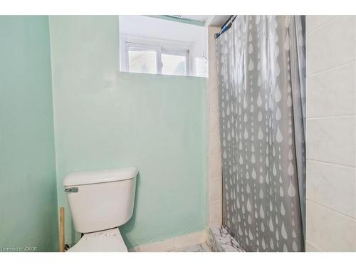 1122 Cannon Street E, Hamilton, ON - Indoor Photo Showing Bathroom