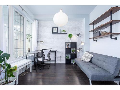 7776 Tupelo Crescent, Niagara Falls, ON - Indoor Photo Showing Living Room
