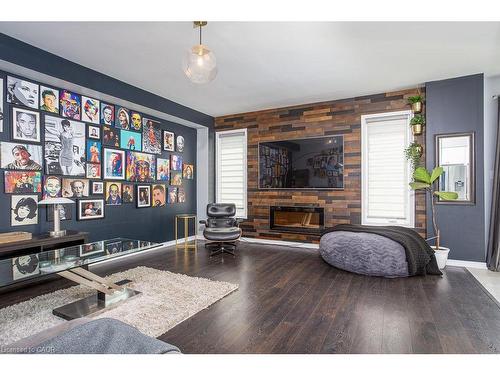 7776 Tupelo Crescent, Niagara Falls, ON - Indoor Photo Showing Living Room With Fireplace