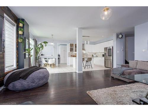 7776 Tupelo Crescent, Niagara Falls, ON - Indoor Photo Showing Living Room