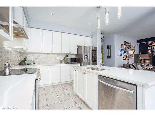 7776 Tupelo Crescent, Niagara Falls, ON - Indoor Photo Showing Kitchen With Double Sink