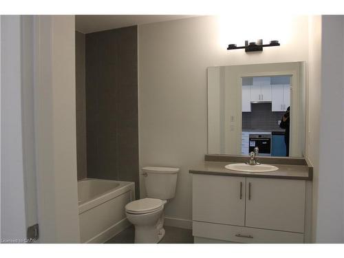 104-461 Green Road, Stoney Creek, ON - Indoor Photo Showing Bathroom