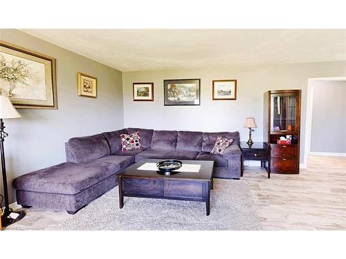 5282 Springcreek Road, Beamsville, ON - Indoor Photo Showing Living Room