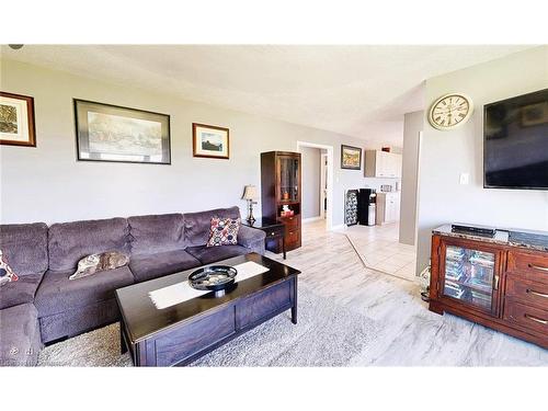 5282 Springcreek Road, Beamsville, ON - Indoor Photo Showing Living Room