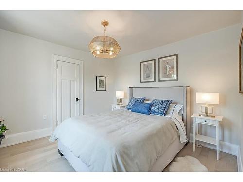 1060 Mohawk Road, Burlington, ON - Indoor Photo Showing Bedroom