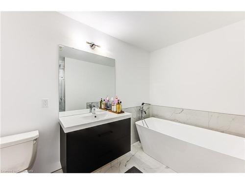 14-4222 Lismer Lane, London, ON - Indoor Photo Showing Bathroom